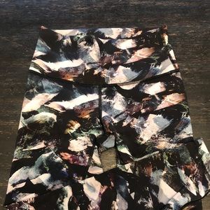 Lululemon Wunder Under-Size 6